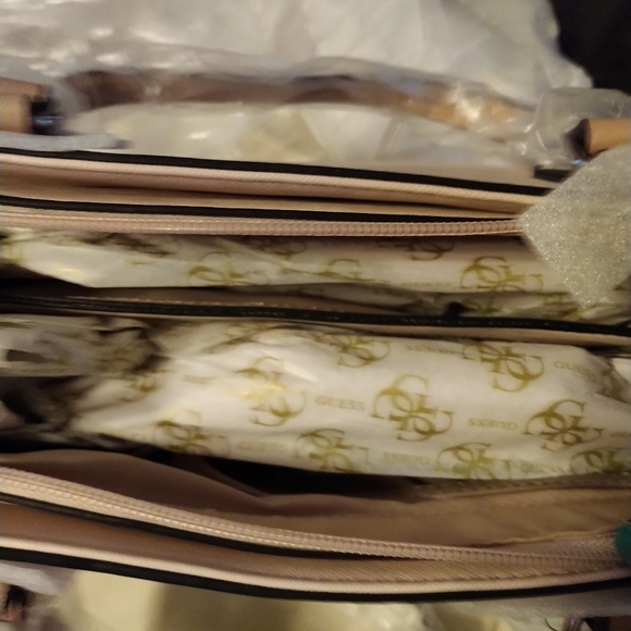 Guess - Picture 2 of 6